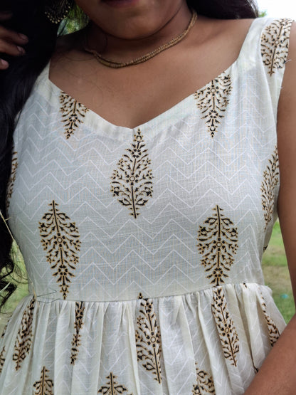 GraceLeaf Sleeveless Kurti